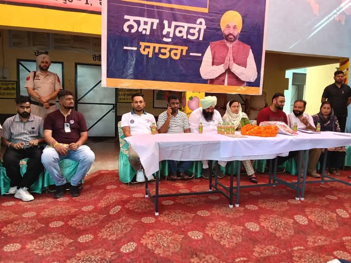 De-addiction campaign in the villages of the district with the cooperation of the people.